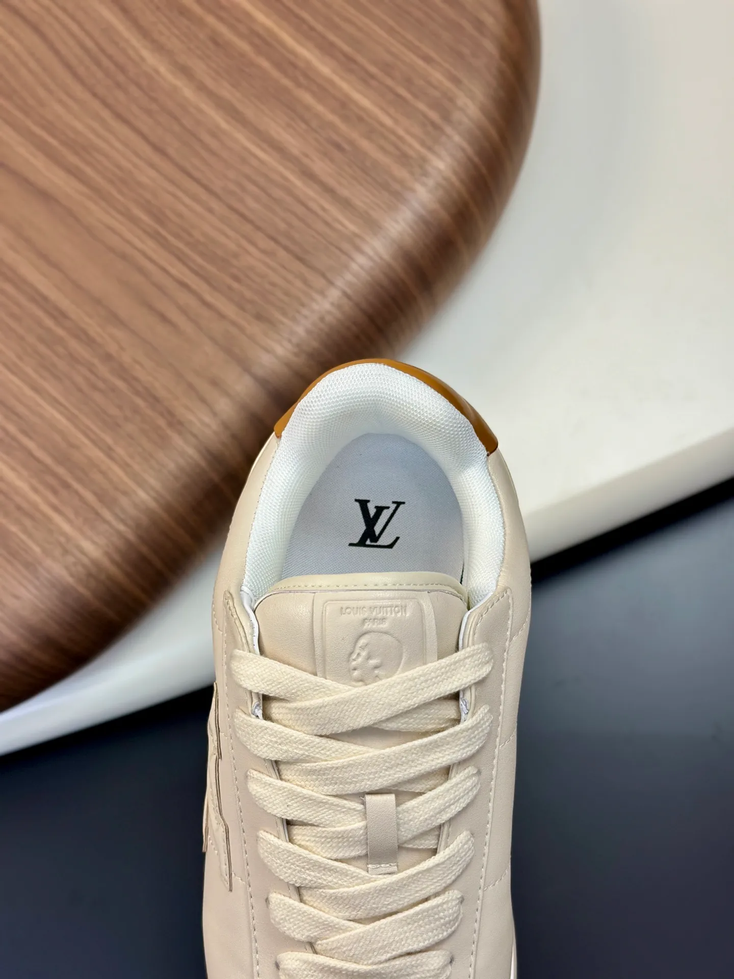 Factory direct sale ¥700💰Full set of packaging💰Top version LV-Louis Vuitton-Classic catwalk new style 1:1 developed replica of the original version! ! The upper foot is very comfortable. It is made of luxurious materials and fine workmanship. The midsole is printed with English letters "Made in Europe". The upper is made of calfskin imported from Italy. The side is decorated with the brand's LOGO and signature. The latest latex foot pads and mesh lining make the foot feel super comfortable. The original two-color TPU combination outsole is specially provided by the original factory. Bag technology Goodyear stitched edges Fabric: Exclusive custom first-layer cowhide Accessories: Exclusive private model Vuitton logo, lining: Customized silk mesh lining - first-layer silk cowhide lining Outsole: TPU combination outsole wear-resistant, non-slip and anti-yellowing Foot pads: new latex pads-mesh sweat-absorbent Counter technology: fully computerized sewing machine wire drawing Toe box back cover Hot and cold shaping Full set of pull-top last with medium and low logo pattern Counter packaging - Shoelaces, certificates, cards, instructions, certificates of quality, dust bags, the most comprehensive packaging on the Internet, men's size 339-44 (38/45 custom-made, non-refundable!